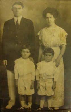 Ralph, Thelma, Ralph Waldo 'Dick' Crain, Jr., and Earl Thomas Crain, ca. 1910